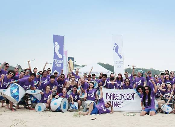 ▲ 금양인터내셔날 임직원과 브라질 음악공연단 '라커퍼션'이 '베어풋 비치레스큐 2015'를 마친 후 기념촬영하고 있다. ⓒ금양인터내셔날