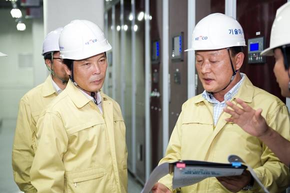 ▲ 이상권 사장(左)이 시설물 안전상황을 보고받고 있다. ⓒ전기안전공사
