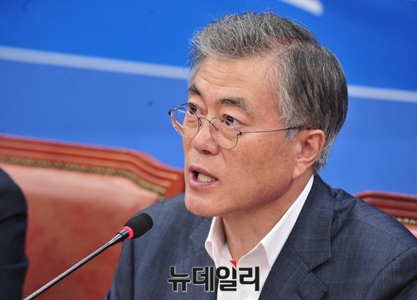 ▲ 새정치민주연합 문재인 대표는 25일 원내대책회의에 참석해, 김관진 국가안보실장이 남북 고위당국자 접촉의 결과를 브리핑하면서 합의문과 다르게 발표했다는 점을 문제 제기하고 나섰다. ⓒ뉴데일리 이종현 기자