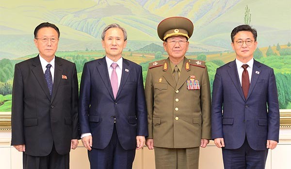 ▲ 43시간의 마라톤 회의 끝에 합의문을 만든 뒤 포즈를 취한 남북 인사들. 왼쪽부터 김양건 北노동당 비서, 김관진 청와대 국가안보실장, 황병서 인민군 총정치국장, 홍용표 통일부 장관. ⓒ통일부 제공-뉴데일리 DB