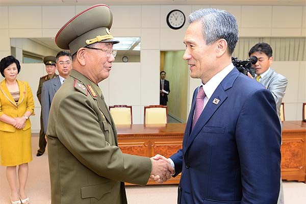▲ 25일 새벽, 43시간의 마라톤 회의를 마친 후 악수하는 황병서 인민군 총정치국장과 김관진 청와대 안보실장. ⓒ통일부 제공-뉴데일리 DB