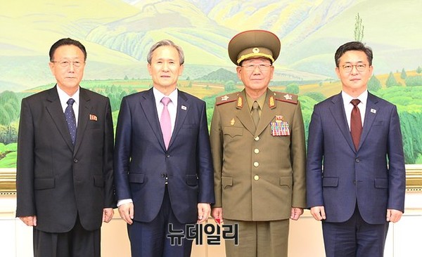 ▲ 남북고위급 회담 마라톤 회의 끝에 합의문을 만든 뒤 포즈를 취한 남북 인사들의 모습. 왼쪽부터 김양건 北노동당 비서, 김관진 청와대 국가안보실장, 황병서 인민군 총정치국장, 홍용표 통일부 장관. ⓒ통일부