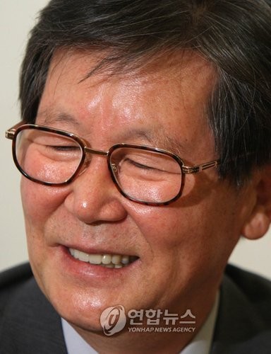 ▲ 통혁당 사건 연루자 신영복(사진)의 글씨체를 사용한 문재인 대선 후보의 슬로건.    ⓒ 조갑제닷컴