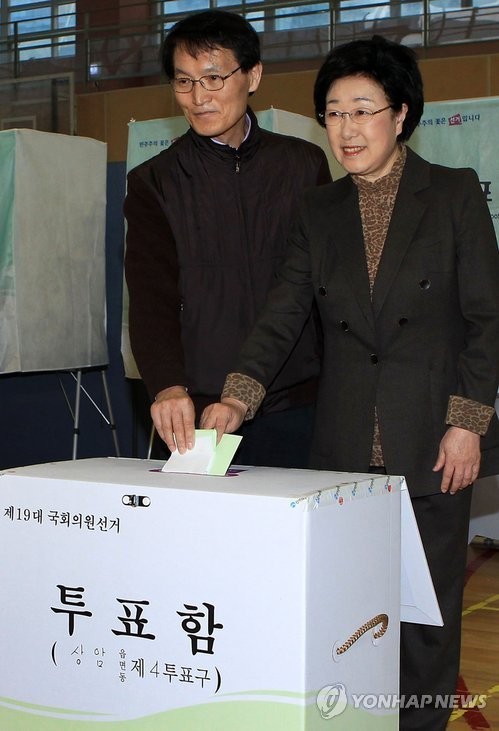 ▲ 통혁당 사건 연루자 신영복(사진)의 글씨체를 사용한 문재인 대선 후보의 슬로건.    ⓒ 조갑제닷컴