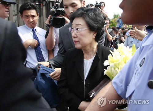 ▲ 통혁당 사건 연루자 신영복(사진)의 글씨체를 사용한 문재인 대선 후보의 슬로건.    ⓒ 조갑제닷컴