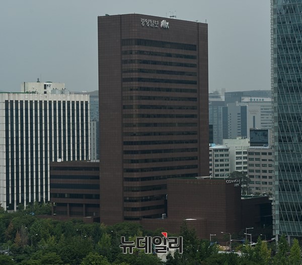 ▲ 통혁당 사건 연루자 신영복(사진)의 글씨체를 사용한 문재인 대선 후보의 슬로건.    ⓒ 조갑제닷컴