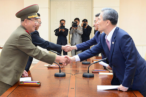 ▲ 지난 23일 43시간의 마라톤 회의에 들어선 직후 악수하는 남북 고위급 인사들. ⓒ통일부 제공-뉴데일리