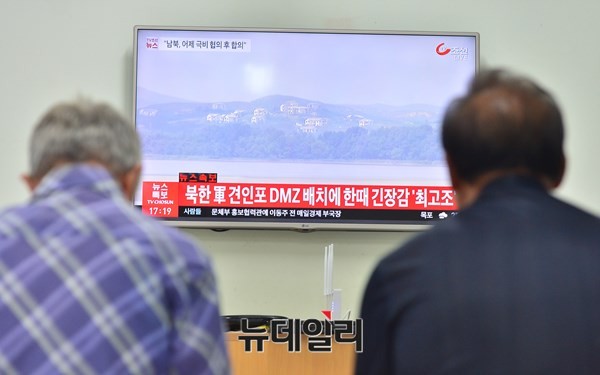 ▲ 지난 22일, 경기 연천군 중면 대피소에서 주민들이 북한 도발 관련 뉴스를 보고 있다. ⓒ 뉴데일리 정상윤 기자