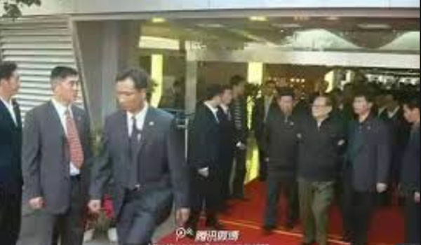 中SNS '웨이보'와 '웨이신'에서 논란이 된 사진. 장쩌민으로 보이는 사람이 건장한 남성들에게 끌려나가는 모습이다. ⓒ中웨이보-중화권 매체 보도화면 캡쳐