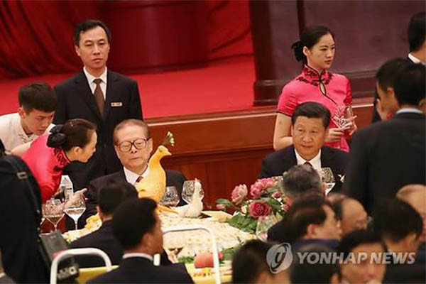 장쩌민과 시진핑이 나란히 앉은 모습. 장쩌민은 시진핑에게는 최대의 정적(政敵)이다. ⓒ연합뉴스. 무단전재 및 재배포 금지.