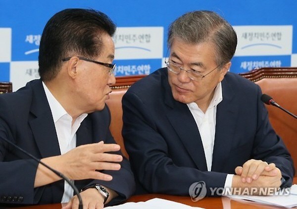 ▲ 새정치민주연합 문재인 대표가 박지원 한반도평화안보특위 위원장과 25일 열린 원내대책회의 도중 대화를 나누고 있다. 박지원 위원장은 이날 모두발언에 앞서 가장 단명하는 특위 위원장이 될 것 같다고 농담을 했다. ⓒ연합뉴스 사진DB