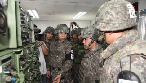 ▲ ▲ 우리 군은 이번 남북 고위급 접촉과는 별개로 북의 위협에 대응해 최고 경계태세를 유지했다. 휴전선 너머 북한군 동향을 예의주시하면서 군은 북한군 포격도발 사건이 발생한 지난 20일 발령한 최고 경계태세를 유지하면서 우리 군의 전력을 과시했다./사진=연합뉴스