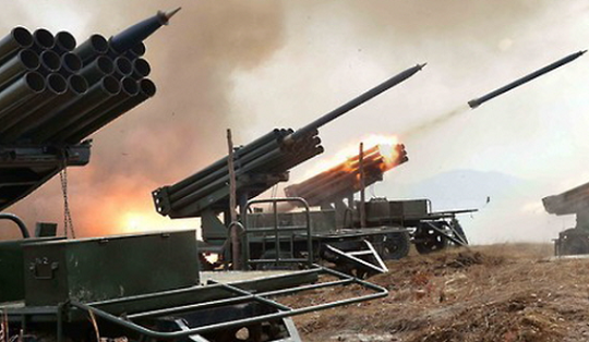 ▲ ▲ 지금의 2030세대는 2010년 천안함 폭침과 연평도 포격에 이어 이번 지뢰·포격도발을 겪음으로써, 1987체제의 386세대와는 다른 길을 걷고 있다. 최근 설문조사에 따르면 2030세대의 82%가 “지뢰·포격도발은 북한의 책임”이라고 답하기도 했다. 사진은 북한군이 사용중인 122mm 방사로켓포의 모습./사진=연합뉴스