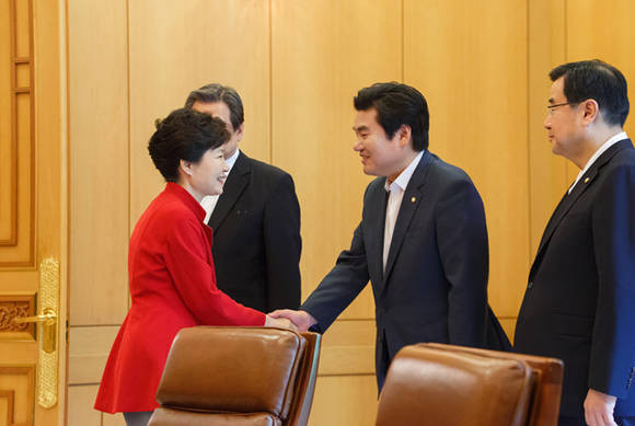 ▲ 박근혜 대통령이 새누리당 지도부를 청와대로 초청해 인사를 나누는 모습. ⓒ 청와대 제공