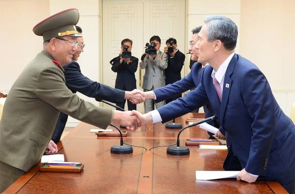 ▲ 김관진 국가안보실장과 홍용표 통일부 장관, 북측 대표인 김양건 당 비서와 황병서 군 총정치국장 (오른쪽부터)이 25일 오전 판문점에서 '무박 4일' 마라톤 협상을 마친 뒤 악수를 나누고 있다. ⓒ통일부