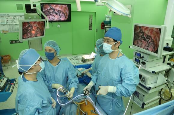 ▲ 강창현 교수(오른쪽에서 첫 번째)가 폐암 환자를 대상으로 흉강경 수술을 하고 있다. ⓒ서울대학교병원