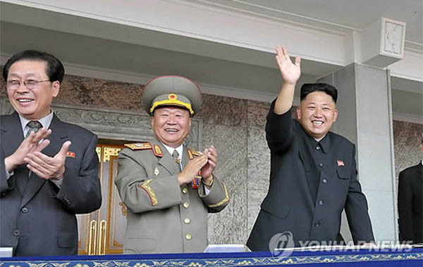 죽을 순서대로 선 북한 지도부? 왼쪽부터 장성택, 최룡해, 김정은이다. ⓒ연합뉴스. 무단전재 및 재배포 금지.