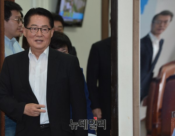 ▲ 새정치민주연합 한반도평화안보특위 위원장으로 임명된 박지원 전 원내대표가 26일 특위 전체회의를 위해 당대표 회의실로 들어서고 있다. 오른쪽 거울에 비친 인물은 문재인 대표. ⓒ뉴데일리 정상윤 기자