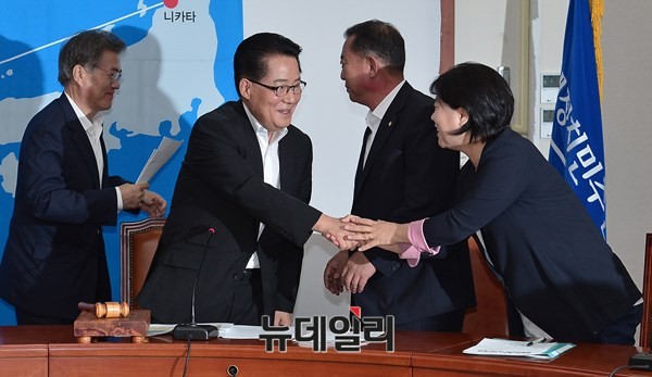 ▲ 새정치민주연합 한반도평화안보특위 위원장으로 임명된 박지원 전 원내대표가 26일 특위 전체회의가 비공개로 전환되기 직전, 서영교 의원과 악수를 나누고 있다. 뒷쪽으로는 축사를 마치고 퇴장하고 있는 문재인 대표. ⓒ뉴데일리 정상윤 기자