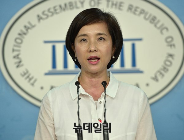 ▲ 새정치민주연합 유은혜 대변인이 26일 국회 기자회견장에서, 전날 새누리당 연찬회 만찬에 참석해 총선 필승이라는 건배사를 외친 정종섭 행정자치부 장관을 선관위에 고발 조치하기로 했다고 밝히고 있다. ⓒ뉴데일리 정상윤 기자