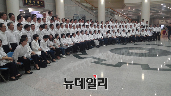 ▲ 새누리당 연찬회에 참석한 의원들. 새누리당은 2일간의 연찬회를 마치면서 4대개혁 및 정치개혁에 앞장선다는 결의문을 채택했다. ⓒ뉴데일리 임재섭 기자