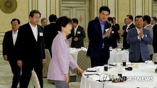 ▲ 박근혜 대통령이 26일 청와대에서 열린 새누리당 국회의원 초청 오찬에 김무성 대표 등 지도부와 함께 참석하고 있다. 왼쪽부터 이병기 비서실장, 김무성 대표, 박근혜 대통령, 김태호·이정현 최고위원. ⓒ연합뉴스