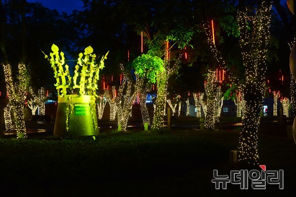 ▲ 경주엑스포 공원 정문에서 타워까지 펼쳐진 나무 가지마다 수 십 가지 빛의 옷들이 음악에 맞추어 춤을 추듯 장관을 이룬다.ⓒ경주엑스포 제공