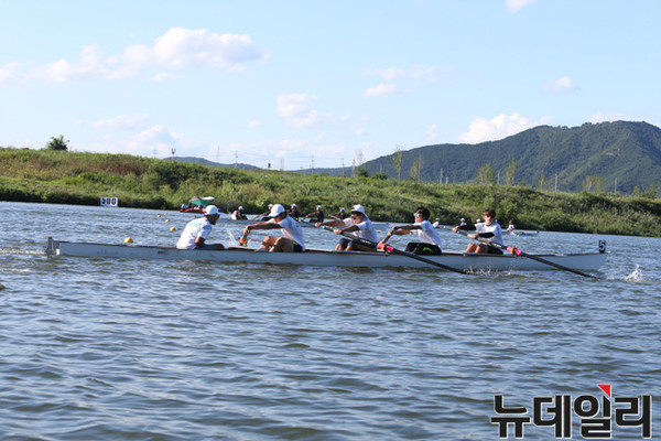 ▲ 26일 달성군 낙동 조정장에서 열린 2015 DGIST 세계명문대학 조정 축제 실외 조정대회 참가한 선수들이 낙동강에서 힘차게 물살을 가르고 있다.ⓒDGIST 제공