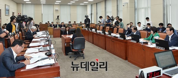▲ 26일 국회 국방위원회 현안보고 전체회의 모습.ⓒ뉴데일리 정상윤 사진기자