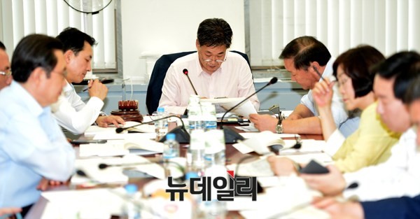 ▲ 국회 정치개혁특별위원회 공직선거법심사소위원회 위원들이 논의를 하고 있다. 가운데가 정개특위 여당 간사이자 소위원회 위원장인 정문헌 의원, 그 사진 오른쪽이 정개특위 야당 간사인 새정치연합 김태년 의원이다. ⓒ뉴데일리 정상윤 기자