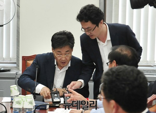 ▲ 국회 정치개혁특별위원회 공직선거법심사소위원회의 소위원장이자 정개특위 여당 간사인 새누리당 정문헌 의원과, 정개특위 야당 간사인 새정치민주연합 김태년 의원이 무언가를 논의하고 있다. ⓒ뉴데일리 이종현 기자