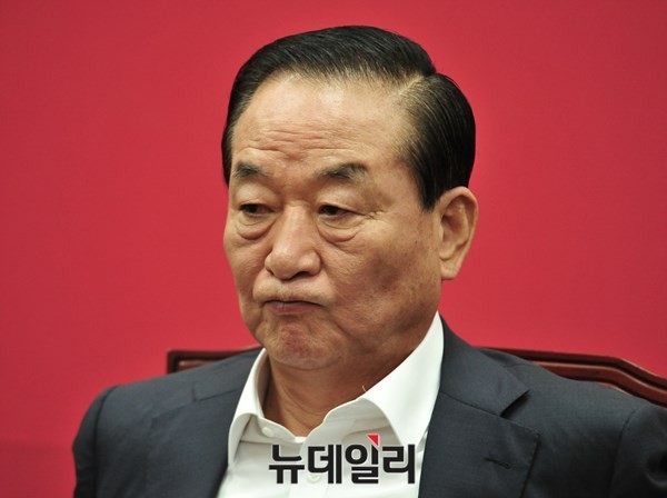 새누리당 서청원 최고위원이 27일 새누리당 최고위원회의에서 이인제 노동시장 선진화 특별위원장에게 