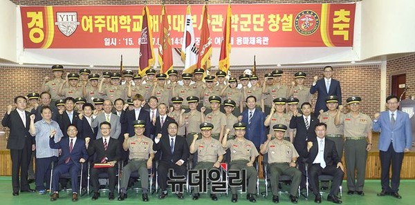 ▲ 해병대사령부는 27일 오후 경기도 여주대학교에 부사관 학군단 창설식을 개최했다. 사진은 학군단 창설식에 참석한 참가자들이 단체사진을 찍고 있는 모습이다. ⓒ해병대사령부