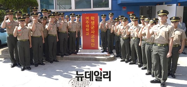 ▲ 해병대사령부는 27일 오후 경기도 여주대학교에 부사관 학군단 창설식을 개최했다. 사진은 후보생 30명이 입간판 앞에서 결의를 다지는 모습이다. ⓒ해병대사령부