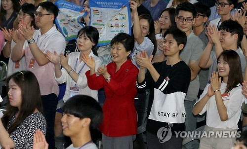 ▲ 박근혜 대통령과 참가자들이 27일 대전시 대덕연구단지 내 카이스트에서 열린 창조경제혁신센터 페스티벌 개막식에서 축하공연을 관람하고 있다. ⓒ연합뉴스 DB