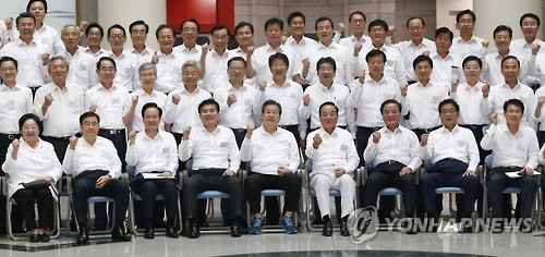 ▲ 새누리당 김무성 대표와 의원들이 25일 충남 천안시 우정공무원교육원에서 열린 '2015 새누리당 국회의원 연찬회'에서 단체촬영을 하고 있다.ⓒ연합뉴스