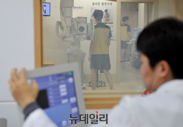 신체검사를 받고 있는 입영대상자 모습.(자료사진) ⓒ뉴데일리 DB