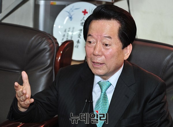 ▲ 새정치민주연합 김희철 전 의원(서울 관악을)이 27일 조만간 있을 경전철 신림선 기공식과 관련해 사업 경과를 설명하는 모임을 지역 주민들과 함께 가졌다. ⓒ뉴데일리 이종현 기자