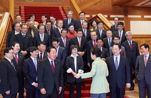 ▲ 박근혜 대통령은 지난 3월 농수축산 단체장 간담회에서 수협이 사업구조 개편으로 미래지향적 조직으로 거듭날 것을 주문했다ⓒ제공=수협중앙회