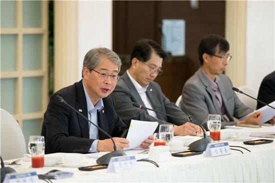 ▲ 임종룡 금융위원장(사진 왼쪽)이 27일 오전 서울 중구 세종대로 프레스센터에서 열린 제9차 금융개혁회의에서 모두 발언을 하고 있다 ⓒ 금융위원회 제공