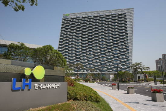 ▲ 한국토지주택공사(LH)는 27일 영종하늘도시 내 근린생활시설용지와 상업·종교용지 등 총 32필지를 경쟁입찰 방식으로 공급한다고 밝혔다. 사진은 LH 진주 사옥.ⓒLH