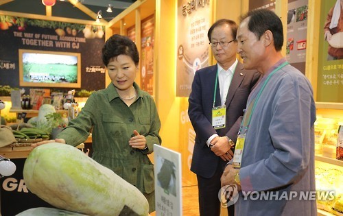 ▲ 박근혜 대통령이 28일 오전 서울 서초구 양재동 aT센터에서 열린 '2015 A FARM SHOW 창농·귀농 박람회' 개막식 직후 기업들이 설치한 부스를 둘러보고 있다. ⓒ연합뉴스 DB