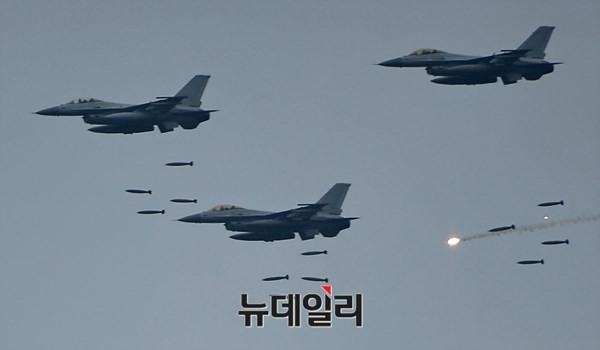 ▲ 2015 통합화력 격멸훈련에 참가한 우리군 전투기. ⓒ뉴데일리 정상윤 기자