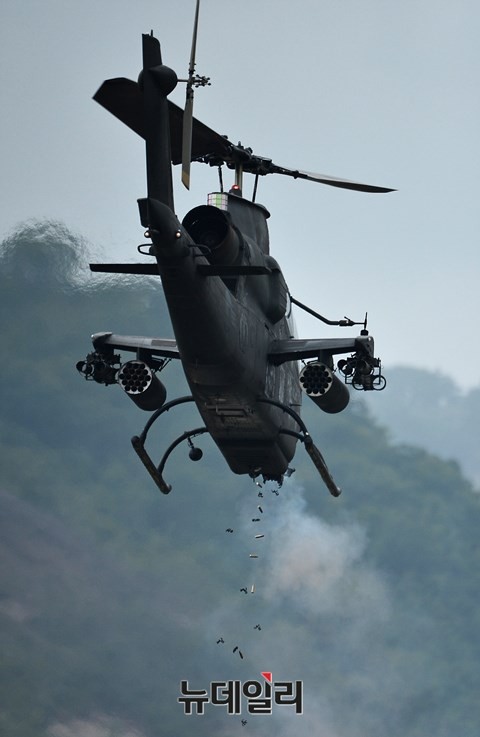 2015 통합화력 격멸훈련에 참가한 우리군 헬기의 사격 모습. ⓒ뉴데일리 정상윤 기자