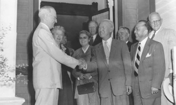 이승만 초대 대통령이 미국을 방문한 1954년 8월, 당시 은퇴 후 고향인 미주리州 인디펜던스의 자택에서 살고 있던 트루먼 전 대통령을 방문하여 인사를 나누는 모습이다. 李 대통령 부인 프란체스카 여사와 트루먼 부인 베스 트루먼의 모습도 보인다.