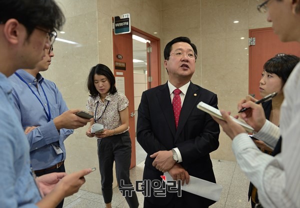 ▲ 새누리당 이장우 대변인이 28일 현안 브리핑을 마친 뒤 취재진의 질문에 답하고 있다. 이장우 대변인은 이날 새정치민주연합 안민석 의원의 예결위 간사 사퇴를 요구하며, 이에 응하지 않을 경우 윤리위 제소 등 모든 조치를 취할 것임을 경고했다. ⓒ뉴데일리 정상윤 기자