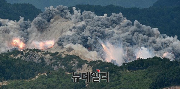 ▲ 발사 명령과 함께 순식간에 초토화 되는 적 진지. ⓒ뉴데일리 정상윤 기자