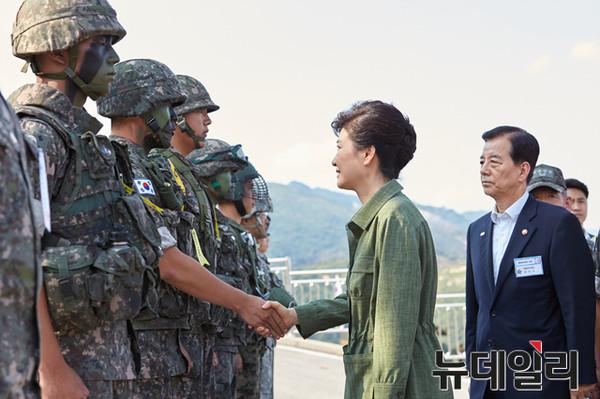 박근혜 대통령이 28일 경기 포천 육군 승진과학화훈련장에서 진행된 '2015 통합화력 격멸훈련'을 참관한 뒤 우리 군 장병들을 격려하고 있다. ⓒ청와대 제공