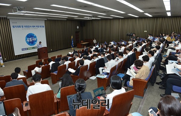 ▲ 새정치민주연합이 28일 국회본청 246호에서 의원 워크숍을 열었다. 이날 워크숍에서는 지역구·비례대표 의석 수와 관련한 논란은 없었지만, 강창일·유성엽·황주홍 3개 도당위원장이 공동 발표문을 발표함에 따라 논의는 뜻밖에 장외에서 터져 나왔다는 지적이다. ⓒ뉴데일리 정상윤 기자