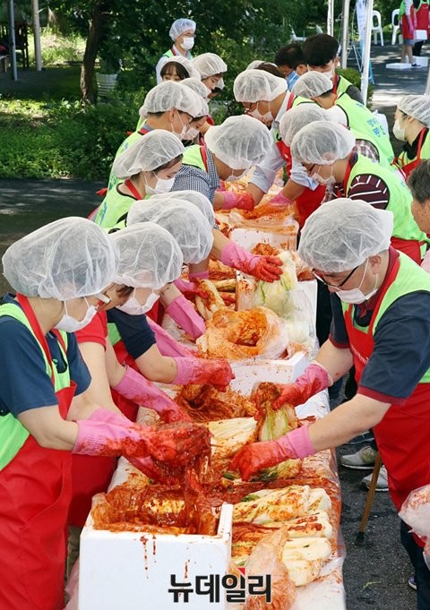 ▲ 기획재정부 복권위원회 행복공감봉사단 8기가 27일 시립수락양로원에서 어르신들을 위해 '사랑의 김치 담그기' 봉사활동을 실시했다. ⓒ뉴데일리